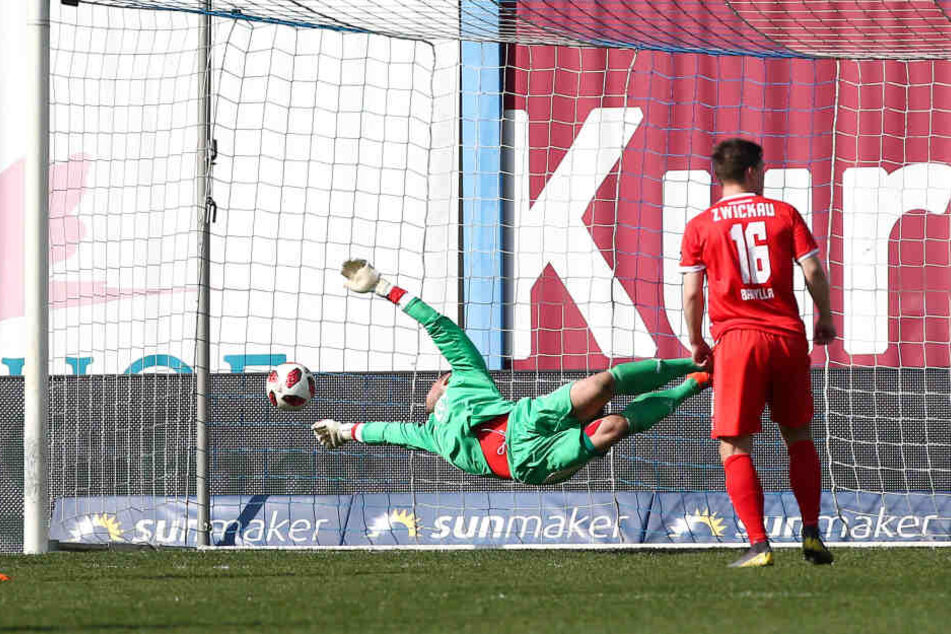 Tor für Rostock: Merveille Biankadi (nicht im Bild) trifft zum 2:0 gegen Torhüter Johannes Brinkies.