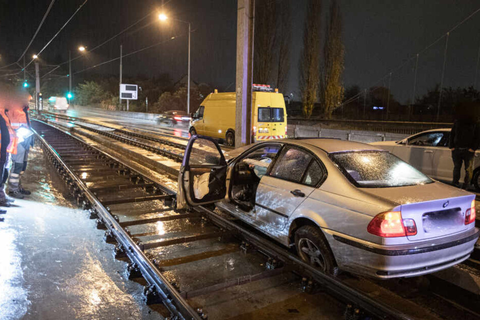 Auf den Gleisen bleibt er stehen und blockiert die Stadtbahngleise.