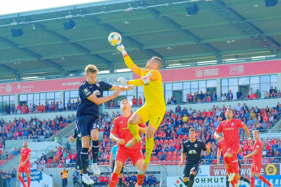 FSV-Keeper Johannes Brinkies (r.), der hier vor Uerdingens Oliver Steurer klärt, hat großen Anteil an der bisher starken Zwickauer Drittliga-Saison.