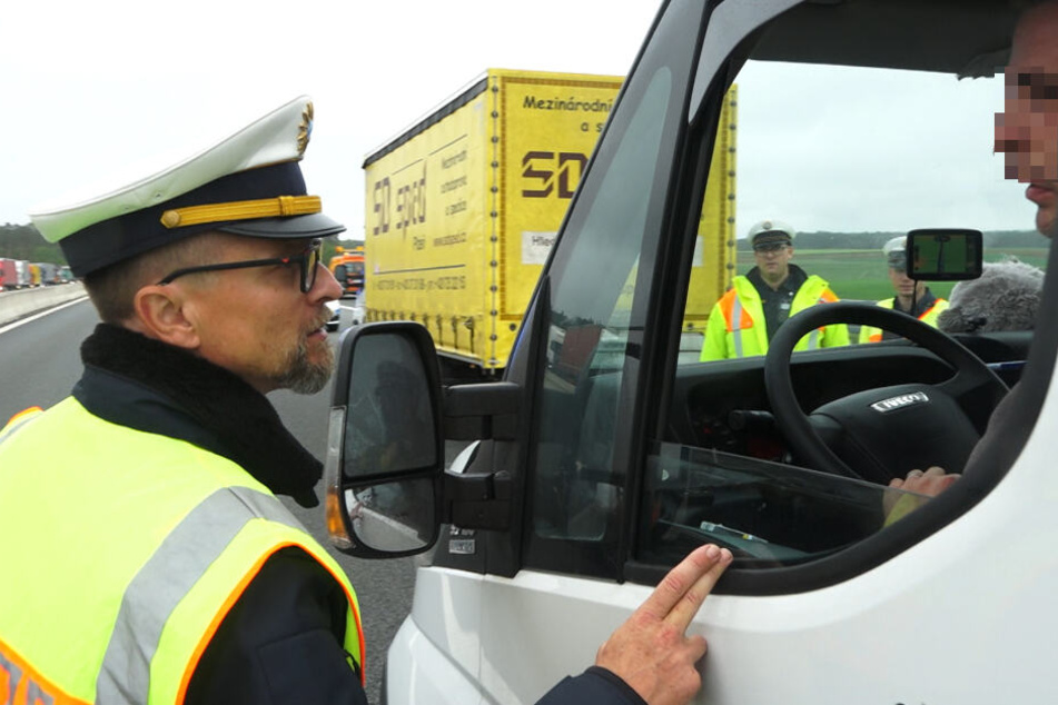 Stefan Pfeiffer, Leiter der Verkehrspolizei Feucht, konfrontierte die Gaffer mit ihrem unmöglichen Verhalten.
