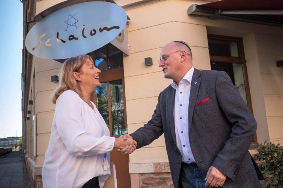 Nach einem antisemitischen Angriff besuchte die sächsische Integrationsministerin Petra Köpping (60, SPD) den "Schalom"-Chef Uwe Dziuballa (53).