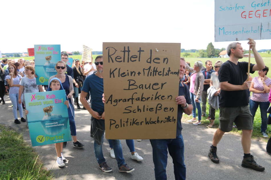 Gegen mutmaßliche Tierquälerei auf einem der größten Milchviehbetriebe in Bayern demonstrierten mehrere hundert Tierschützer in Grönenbach.