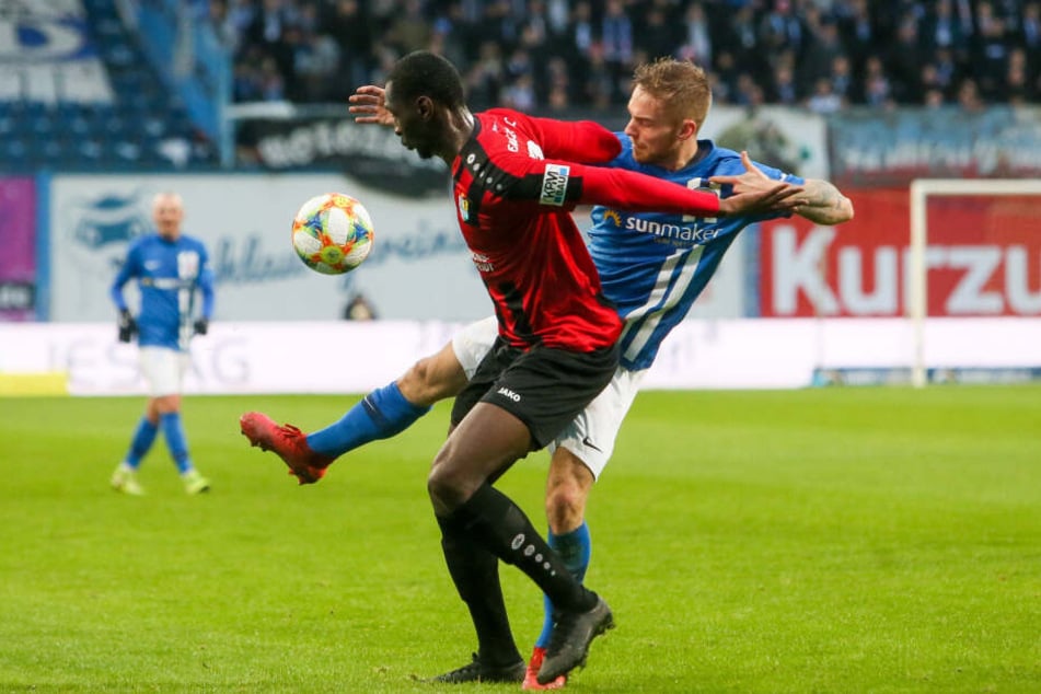 Tarsis Bonga (l.) im Zweikampf mit Nils Butzen.