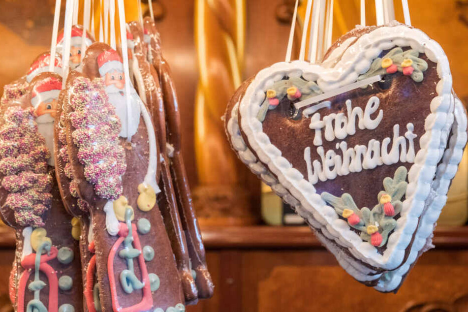 Figuren und Herzen aus Lebkuchen hängen auf dem Weihnachtsmarkt am Rathausmarkt.