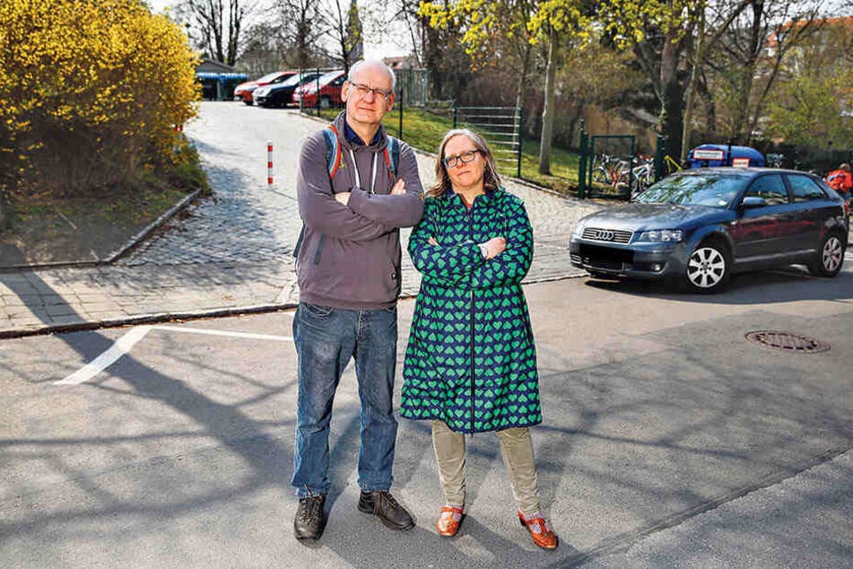 Johannes Lichdi (55, Grüne) und Stadtbezirksrätin Ulla Wacker (47, Grüne) setzen sich für ein einseitiges Parkverbot vor der Schule ein.