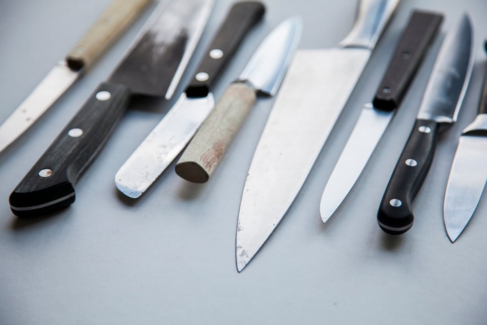 Möchte man alte Messer entsorgen, muss man darauf achten, dass sich niemand verletzen kann.