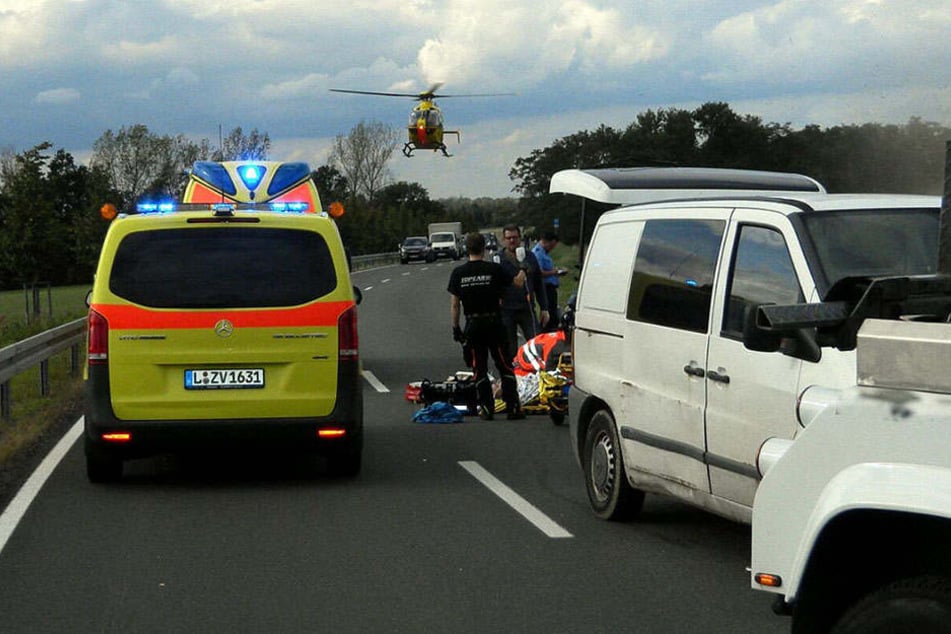 Der verletzte Kradfahrer musste mit dem Rettungshubschrauber in ein Krankenhaus gebracht werden.