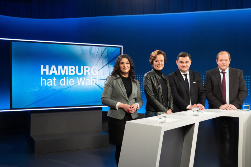 Die Spitzenkandidaten Cansu Özdemir (Die Linke, l-r), Anna von Treuenfels-Frowein (FDP), Marcus Weinberg (CDU) und Dirk Nockemann (AfD) vor dem TV-Duell.