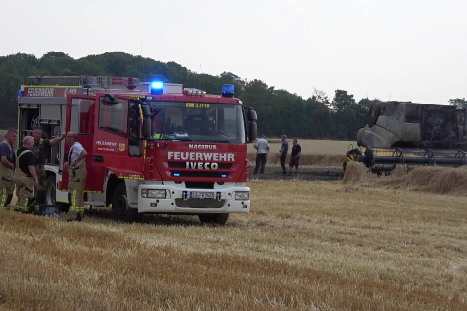 Der Mähdrescher auf dem Feld bei Brühl war am Freitag komplett ausgebrannt.