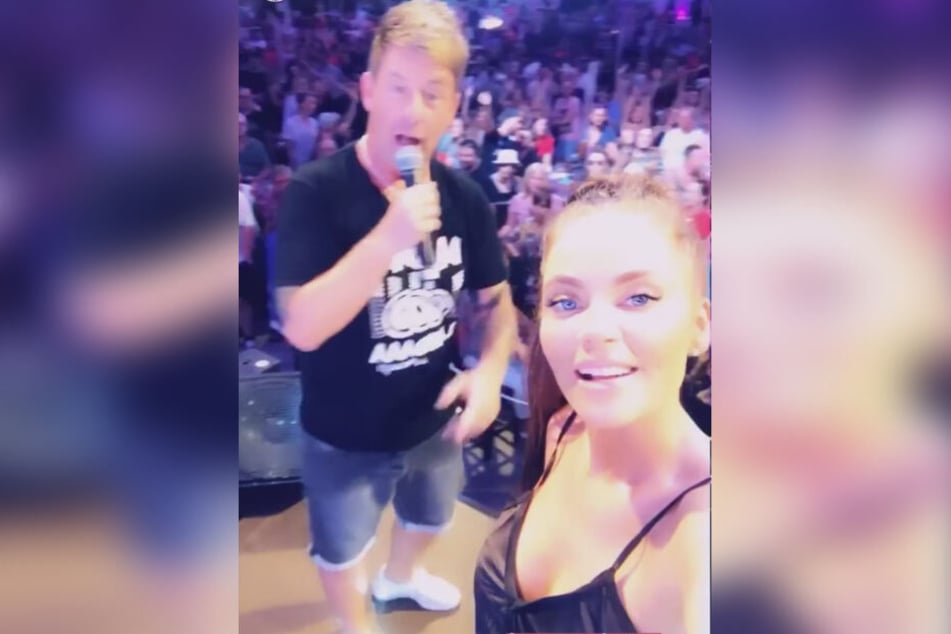 Janine Pink (32) und ihr Freund Tobi Wegener (26) waren am Dienstagabend mit PBB-Mitinsasse Almklausi ("Mama Laudaaa") auf der Megapark-Bühne auf Mallorca.