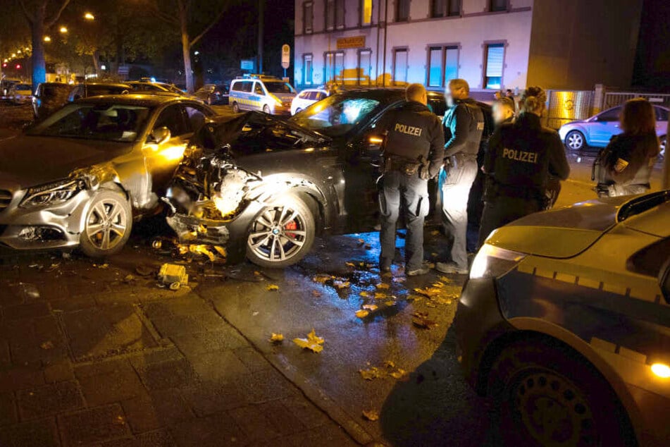 Polizisten stehen vor dem Unfallauto.