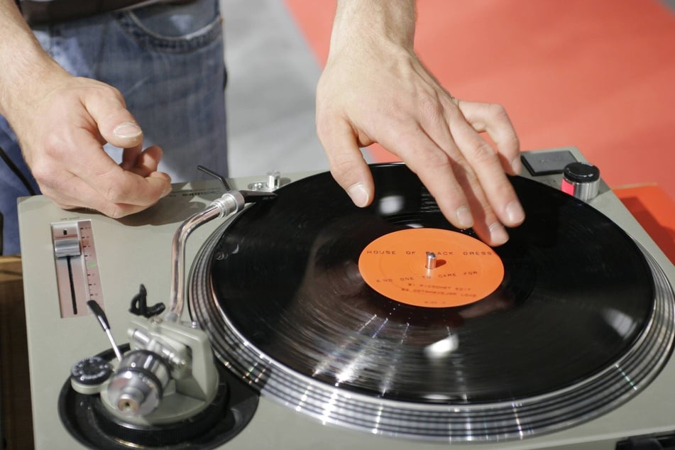 Beim Filmnächte-Vinyltag am Elbufer dreht sich ab 15 Uhr alles um die Schallplatte.