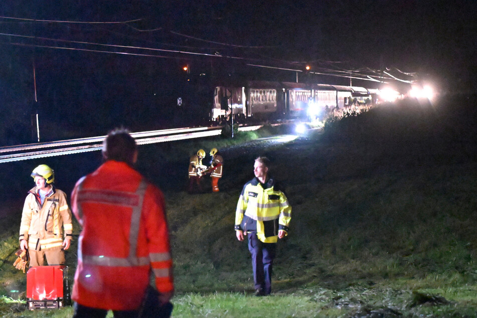 In Südostbayern verunglückte in der Nacht ein Eurocity mit rund 260 Menschen an Bord.