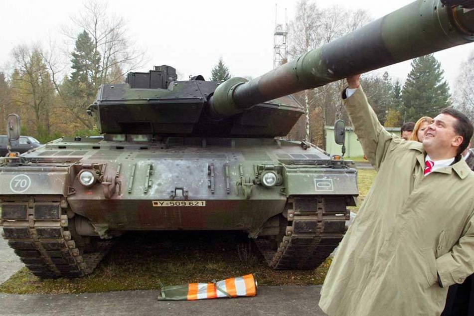 Sigmar Gabriel, hier noch als Regierungschef von Niedersachsen, schaut sich einen Leopard Kampfpanzer an.