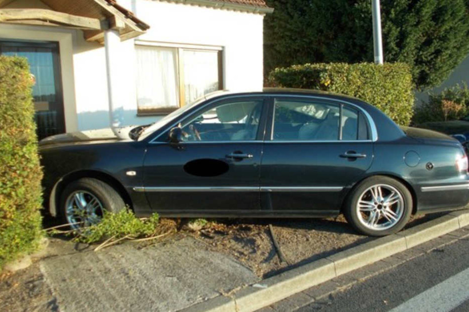 Der Kia wurde bis zum Heck in den Vorgarten geschoben.