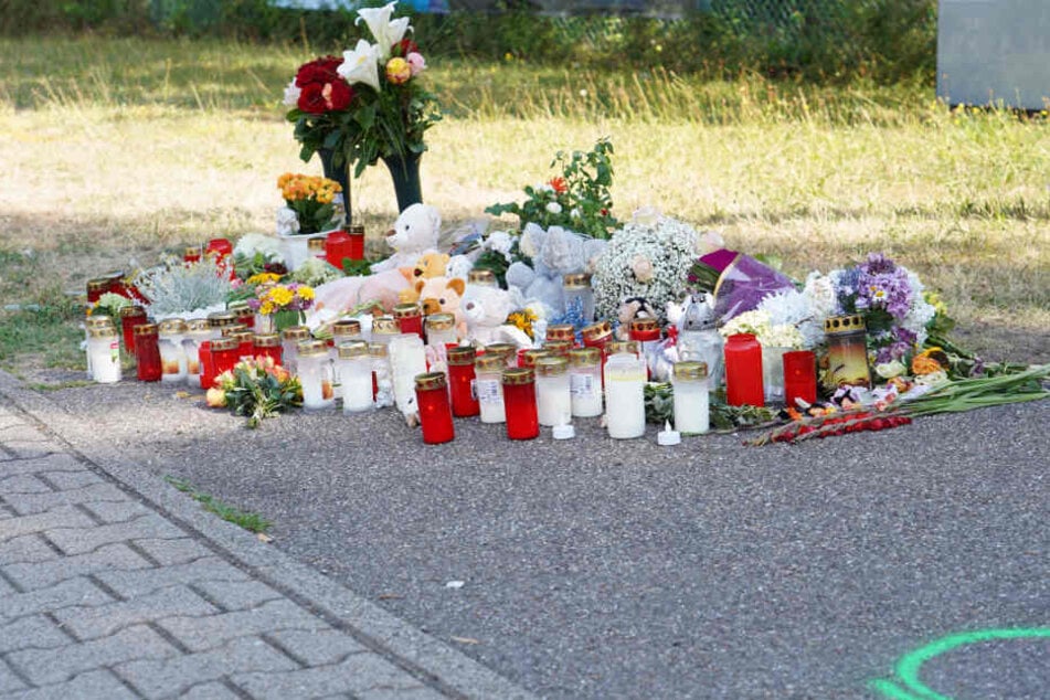 Blumen und Kerzen an der Unfallstelle.