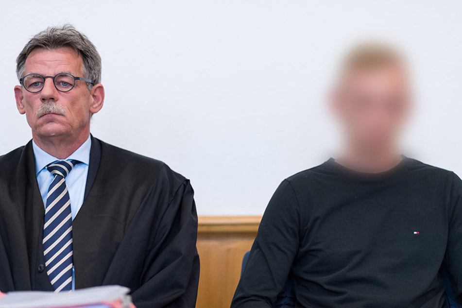 Mit seinem Anwalt Dirk Röttgering hört sich der Angeklafte W (re.) das Urteil an.
