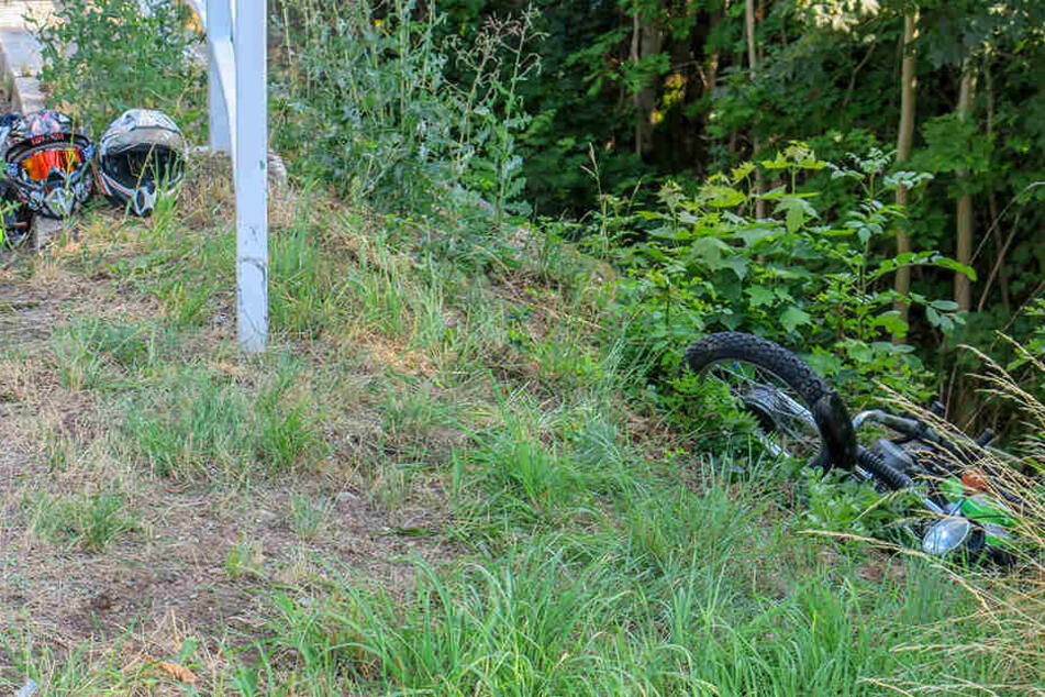 Die Fahrerin blieb mit ihrem Moped in einem Straßengraben liegen.