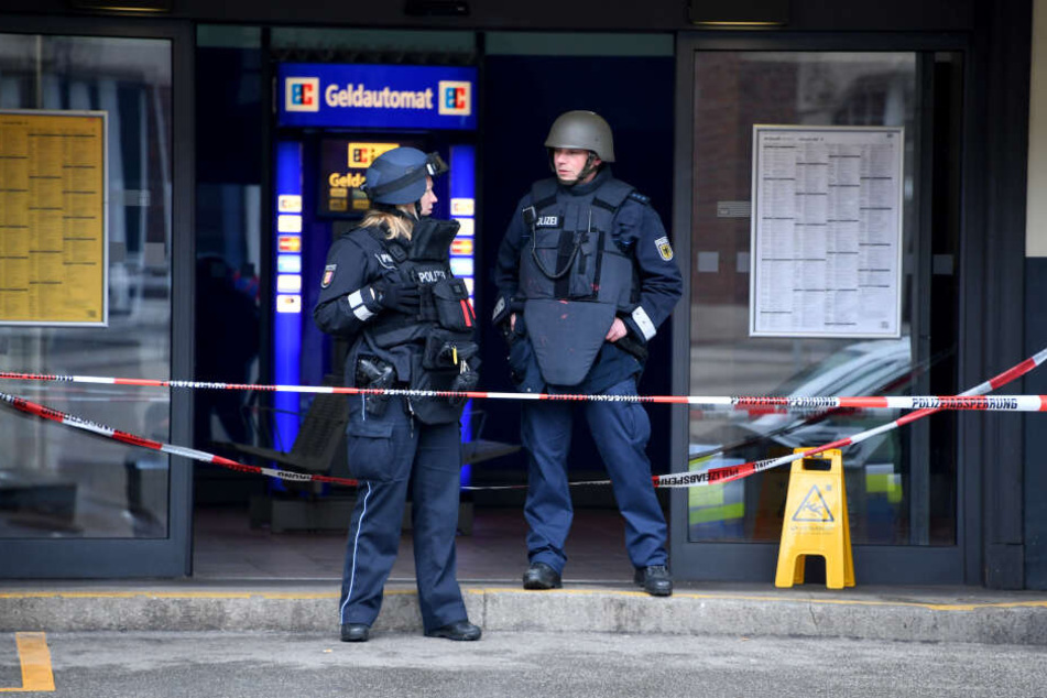 Polizeibeamte stehen am Lübecker Hauptbahnhof. Der musste nach einer E-mail mit Bombendrohung evakuiert und der Zugverkehr eingestellt werden.