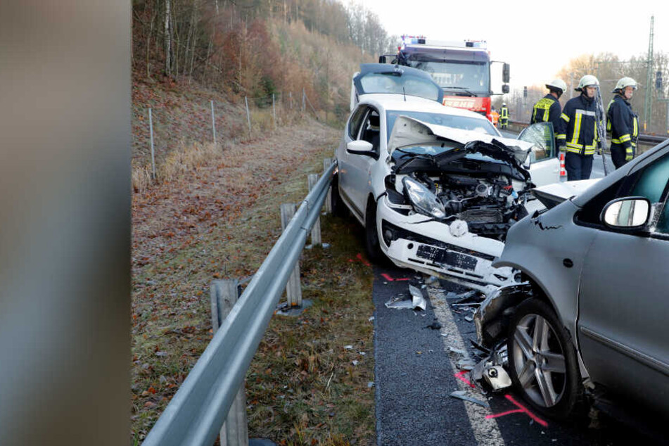 Schwerer Unfall: Zwei Autos krachen frontal ineinander