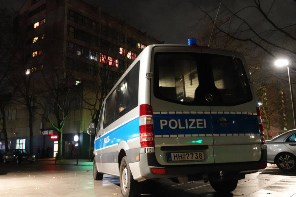 Ein Polizeiauto steht vor einem Mietkomplex in Hamburg-Steilshoop.