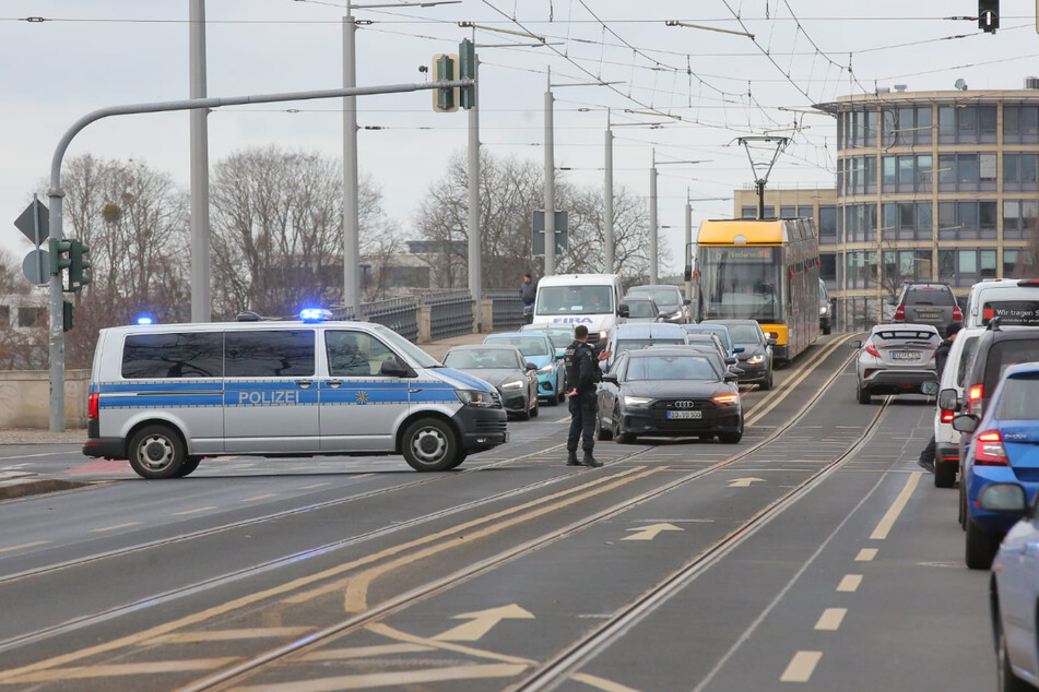 Fahrzeuge, die über die Albertbrücke in Richtung Innenstadt fuhren, mussten umgeleitet werden.