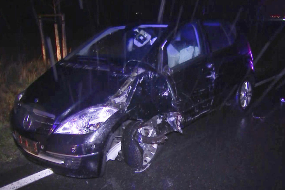 Gegen diesen Mercedes war der 75-jährige Unfallverursacher gekracht.