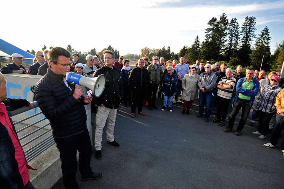 Die Bürgerinitiativen aus Kleinolbersdorf-Altenhain und Adelsberg protestierten am "Tag gegen Lärm" für eine leisere B 174. Rund 170 Teilnehmer hatten sich versammelt.