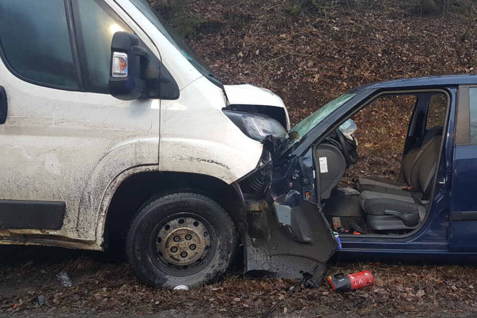 Der Kleintransporter und das Auto rauschten frontal ineinander.
