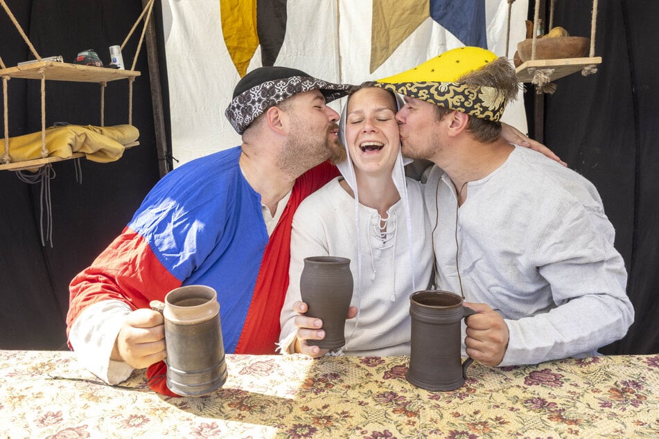 Mittelalterfirma-Chef Jakub (l.) stieß mit seinen Mitarbeitern Petra und Jan auf ein erfolgreiches Wochenende an.