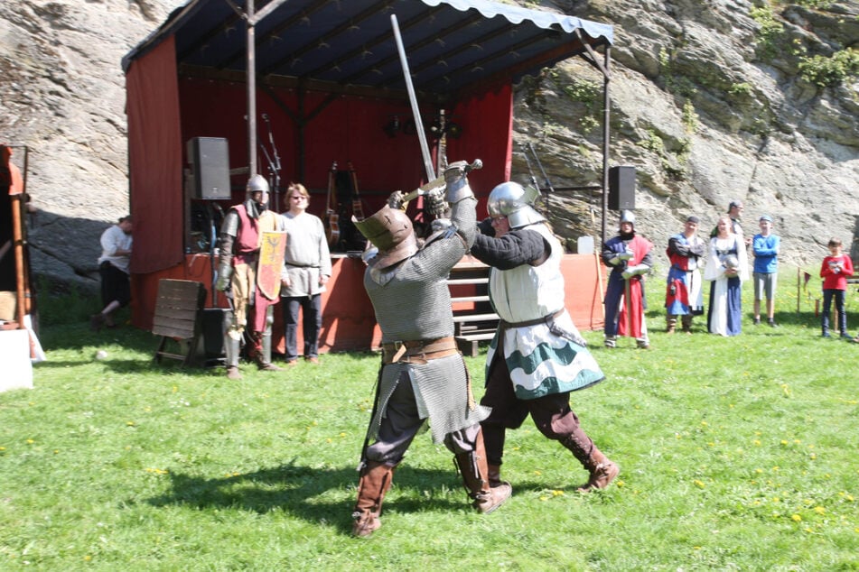 Mit Schwert und Schild verteidigen Ritter und Knappen auch vor der Burg Rabenstein Ihre Auffassungen von Ruhm und Ehre.