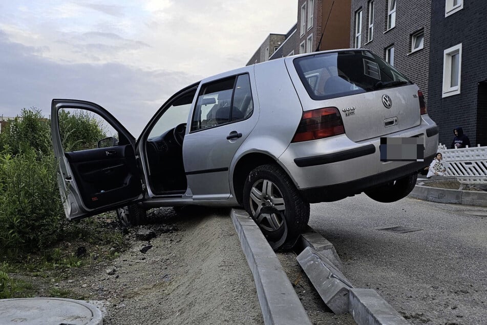 Der VW Golf blieb in einem Straßengraben hängen.
