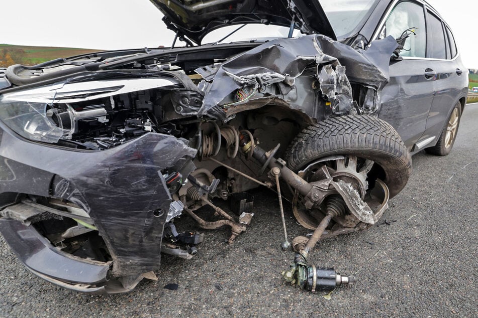 BMW kracht in Gegenverkehr: Drei Verletzte, Staatsstraße voll gesperrt