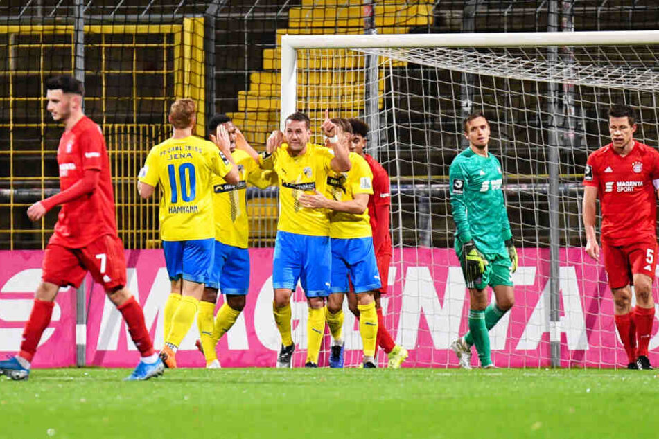 Julian Günther-Schmidt (Vierter von links) jubelt über sein Tor zum 2:1. Am Ende gewann Jena die Partie beim FC Bayern II etwas überraschend mit 3:2.