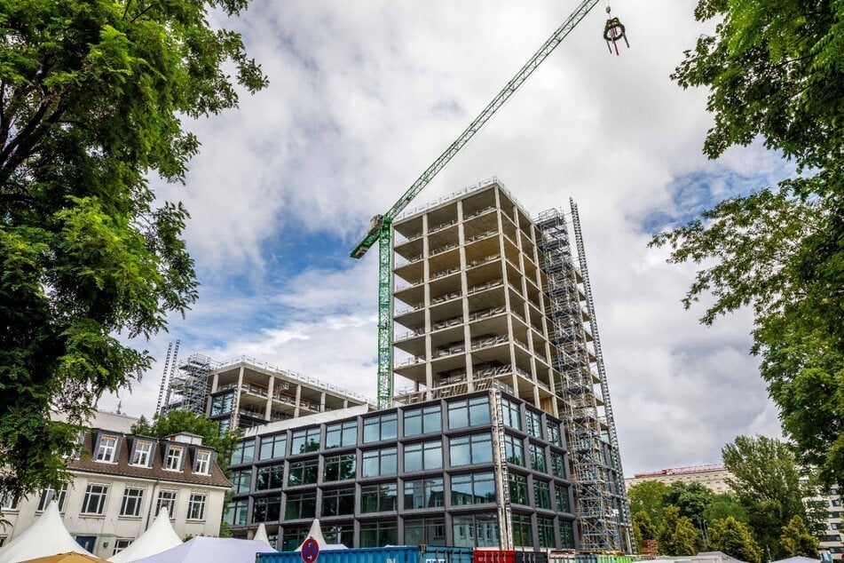 Mit 51 Metern ist die neue Konzernzentrale derzeit die höchste Baustelle in Dresden.