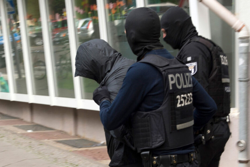 Kampf gegen Clan-Kriminalität zeigt Wirkung: Polizeibeamte führen einen Mann ab. (Archivbild)