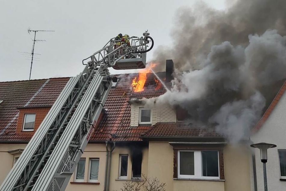Lichterloh schlugen die Flammen aus dem Dach.