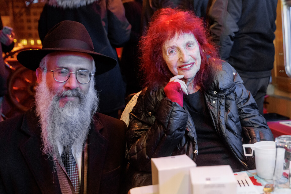 Landesrabbiner Shlomo Bistritzky und die Schriftstellerin Peggy Parnass nehmen an der Hamburger Chanukka-Alsterrundfahrt "Light of Dance" zur friedlichen Verständigung Menschen aller Religionen teil