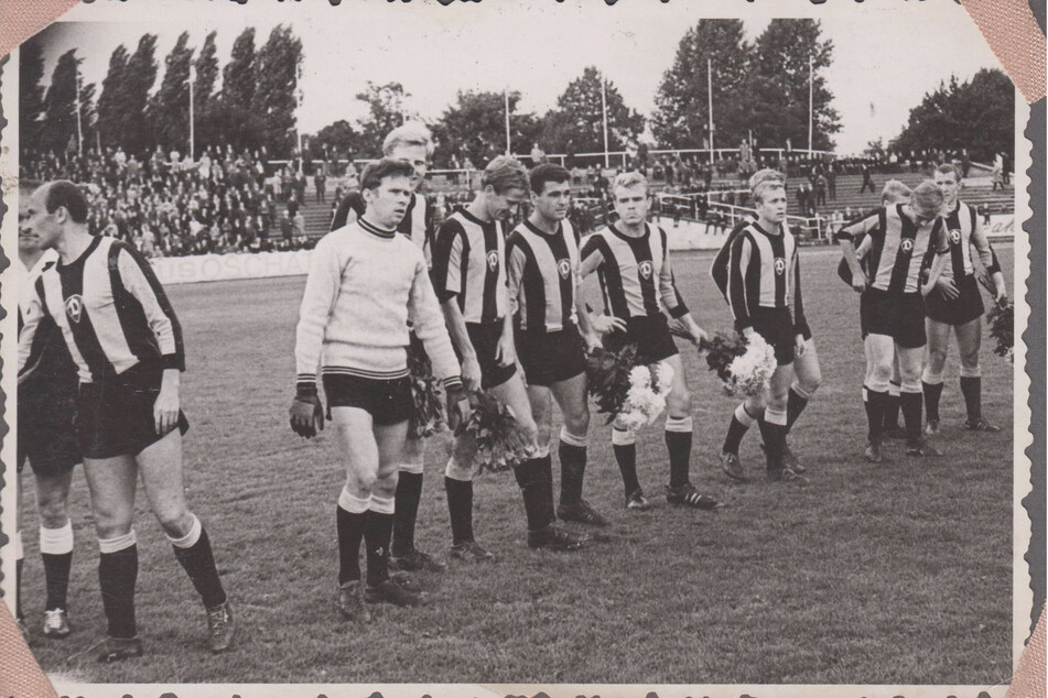 Seit 1968/1969 laufen die Dresdner Kicker in Anlehnung an die Farben der Stadt in schwarz-gelber Spielkleidung auf.
