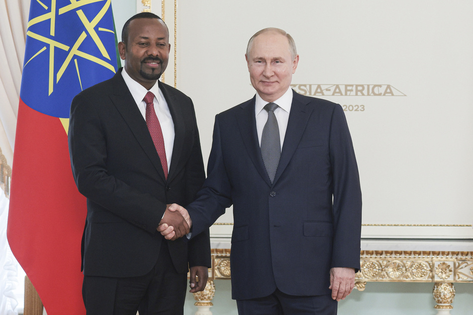 Wladimir Putin (70, r.), Präsident von Russland, und Abiy Ahmed (46), Premierminister von Äthiopien, während eines Treffens im Vorfeld des Gipfels.