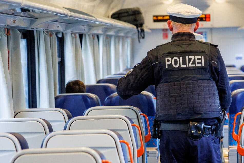 Mob von mehr als 15 Männern bedroht Zug-Reisende