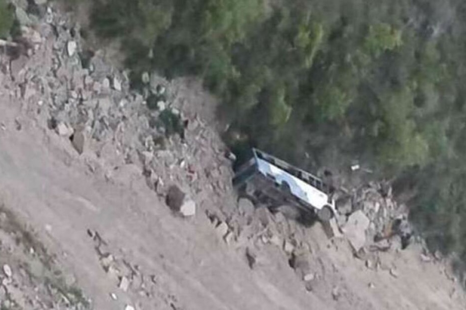 Der Bus stürzte 60 Meter in die Tiefe.