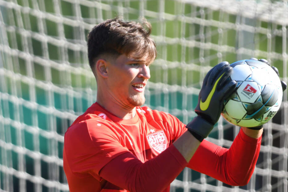 Gregor Kobel fängt im Trainingslager des VfB Stuttgart in Kitzbühel einen Ball.