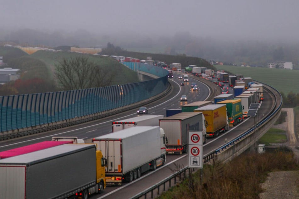 Lkw an Lkw auf der A8: Langer Stau auf Autobahn.