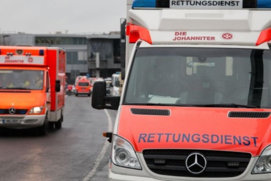Der Lkw-Fahrer konnte von den Rettungskräften nur tot aus dem zertrümmerten Führerhaus geborgen werden. (Symbolbild)