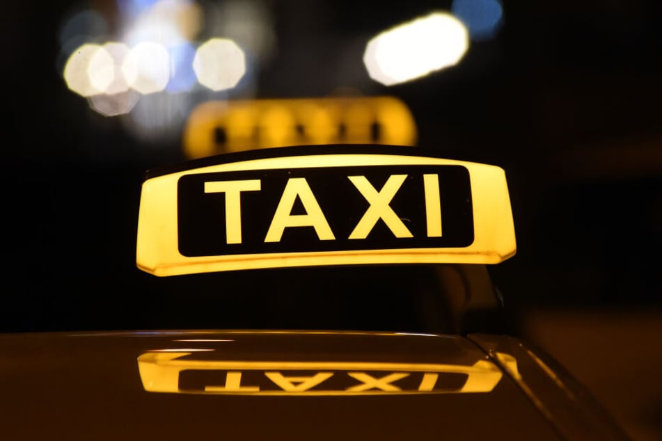 Das Taxi an der Münchner Freiheit erfasste den Mann frontal und verletzte ihn tödlich. (Symbolbild)