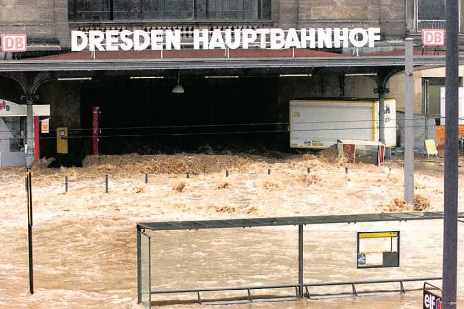 Im August 2002 flutete die Weißeritz den Dresdner Hauptbahnhof. Das soll
durch den Flutschutz verhindert werden.