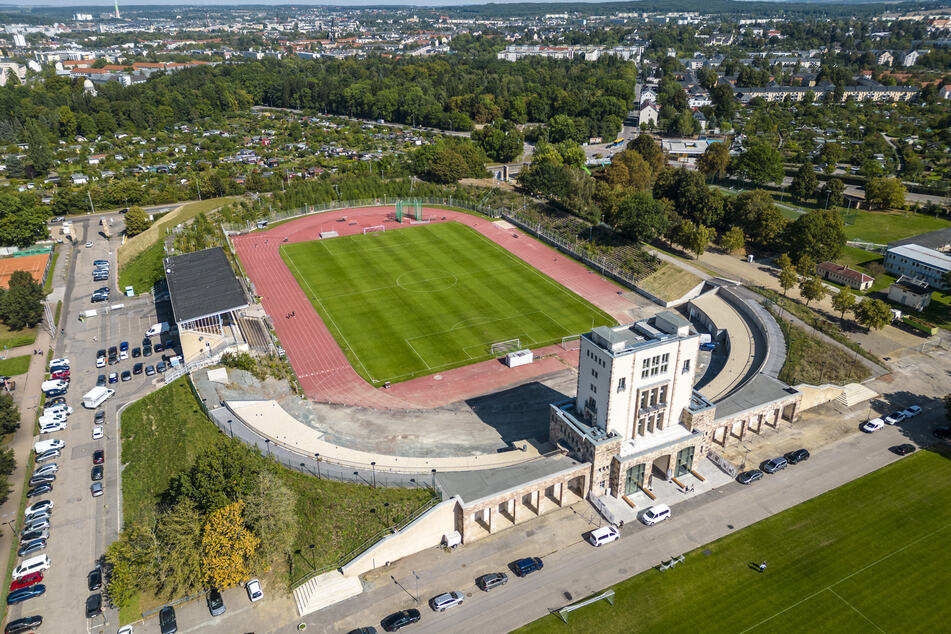 Nun ist der "Marathonturm" am Chemnitzer Sportforum komplett saniert - er strahlt wieder.