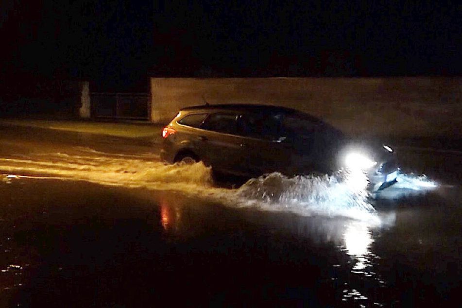 Etliche Straßen wurden durch die heftigen Regenfälle unterspült.