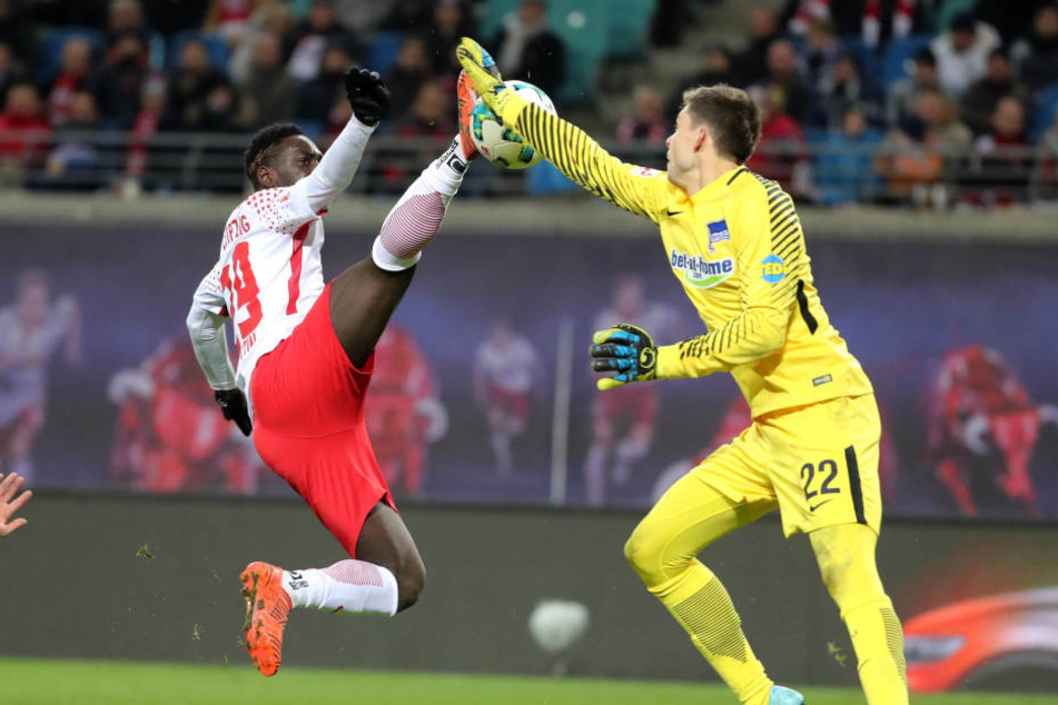 Auch mit artistischen Einlagen (hier Jean-Kevin Augustin, l.) war es schwer, Herthas Keeper Rune Jarstein zu überwinden.